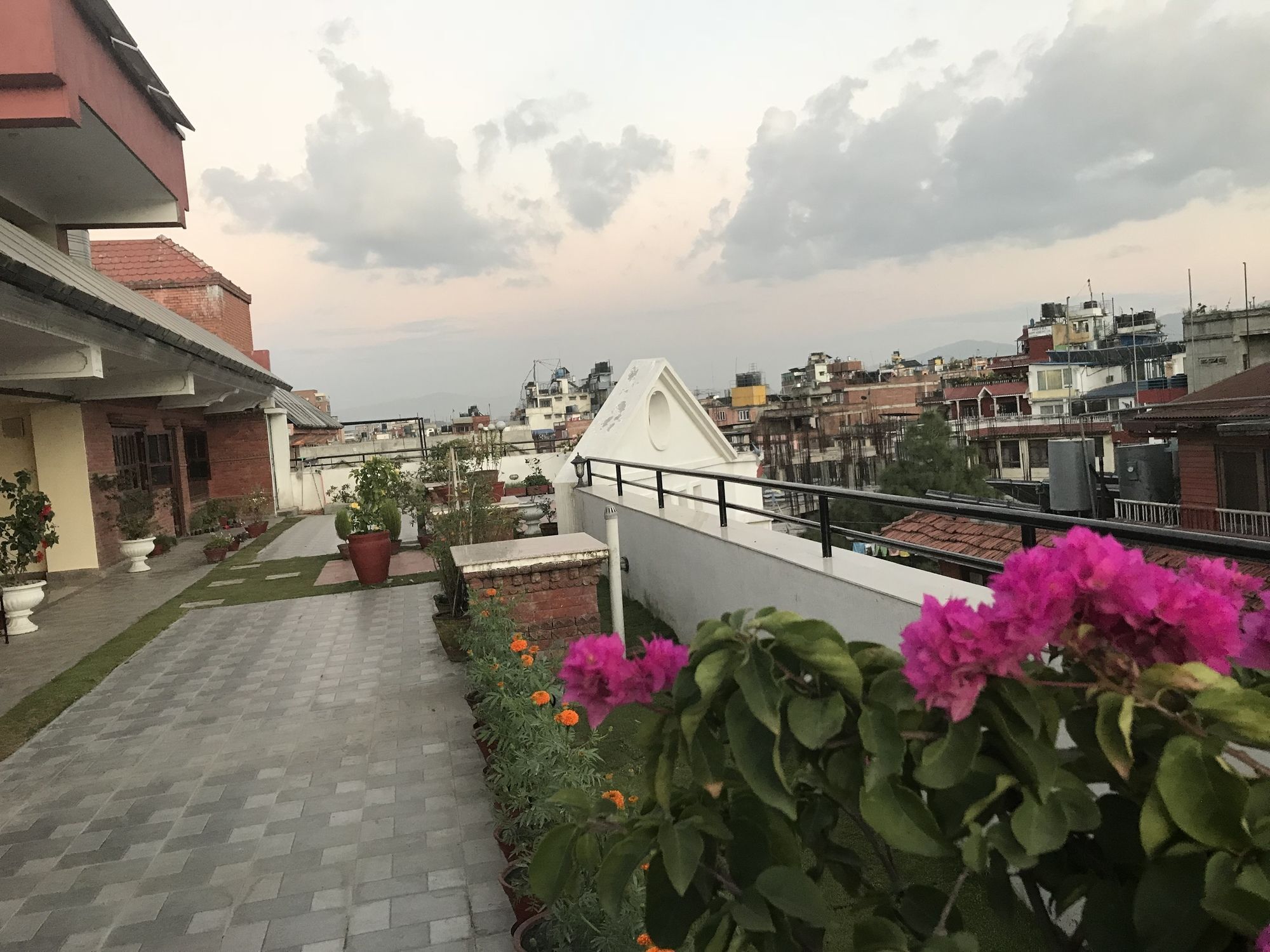 Dom Himalaya Hotel Kathmandu Exterior photo